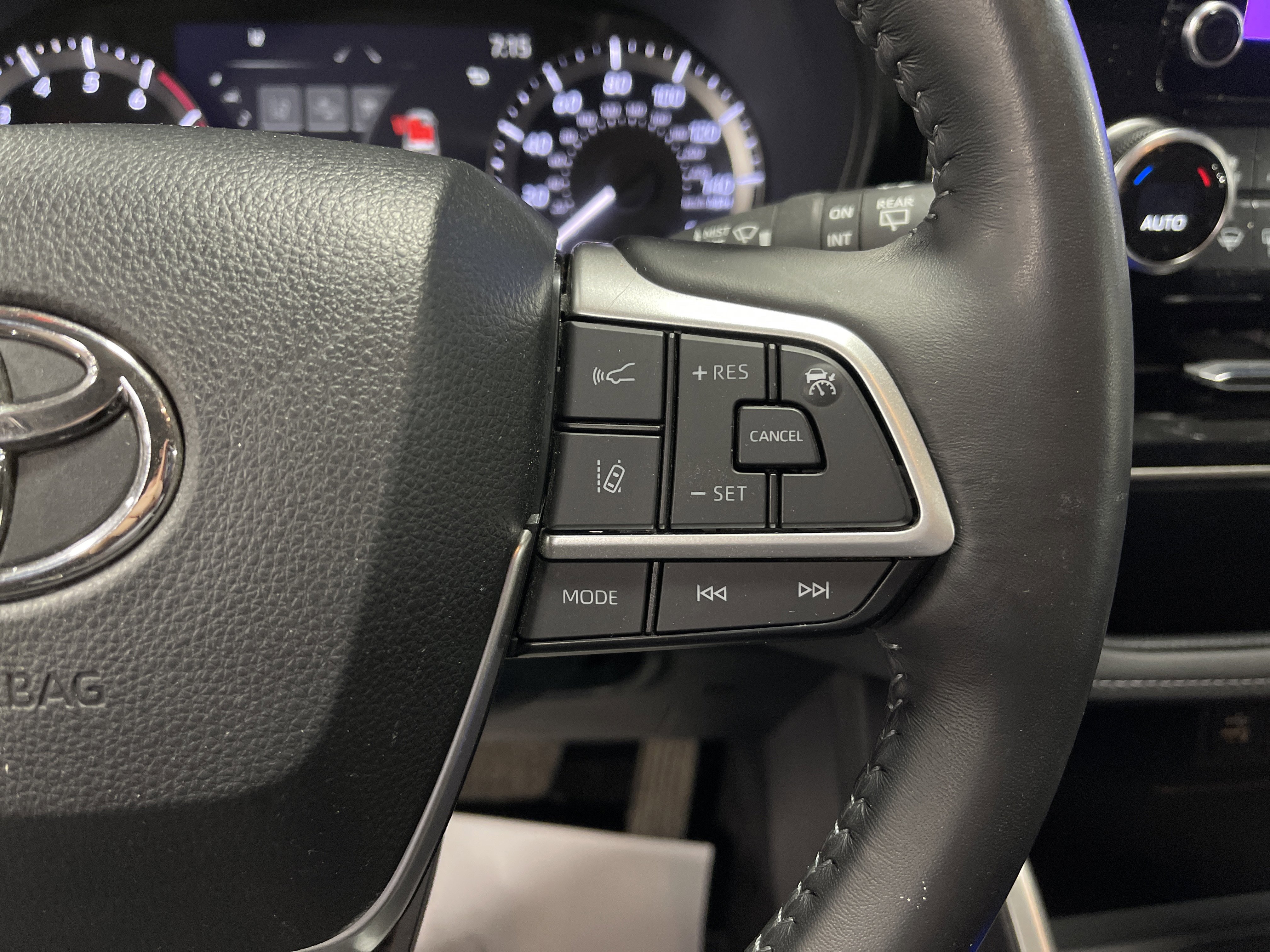 Used 2023 Toyota Highlander LE image 19