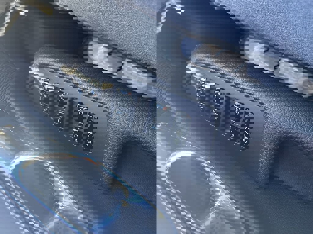 Used 2016 Volvo XC90 T8 Momentum w/ Vision Package image 17