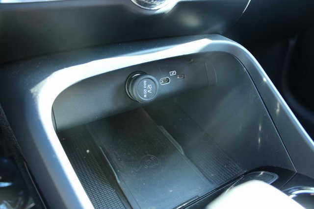 Used 2025 Volvo XC40 B5 Plus image 20