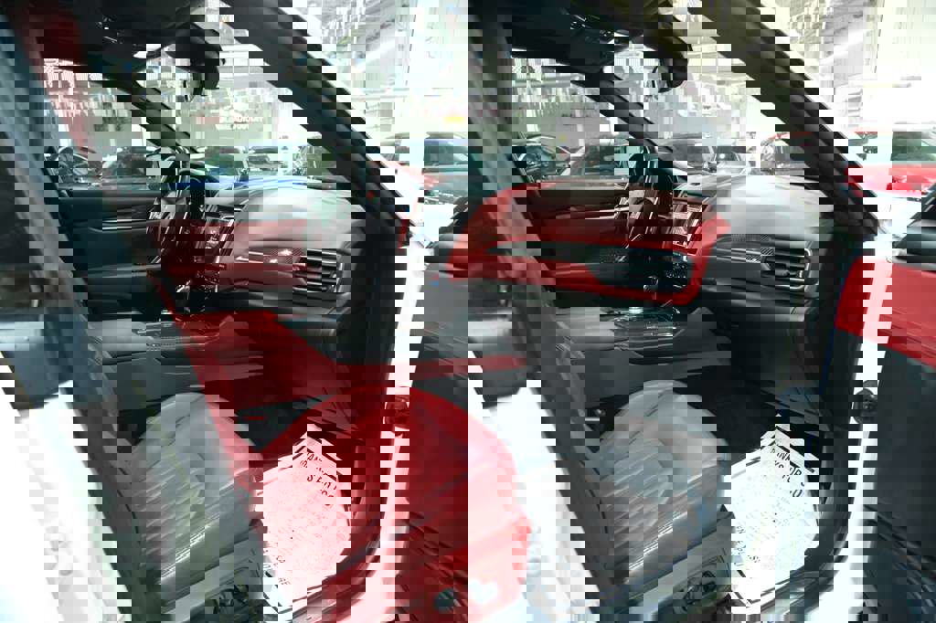 Used 2017 Maserati Levante S image 32