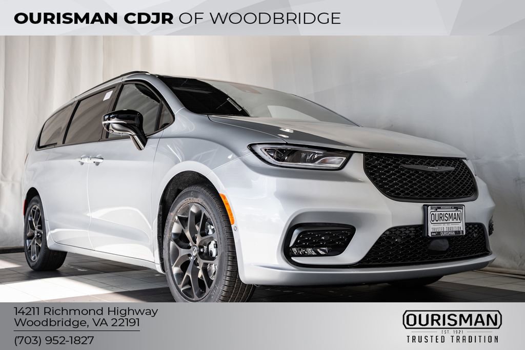 New 2026 Chrysler Pacifica Limited w/ Uconnect Theater Family Group image 1