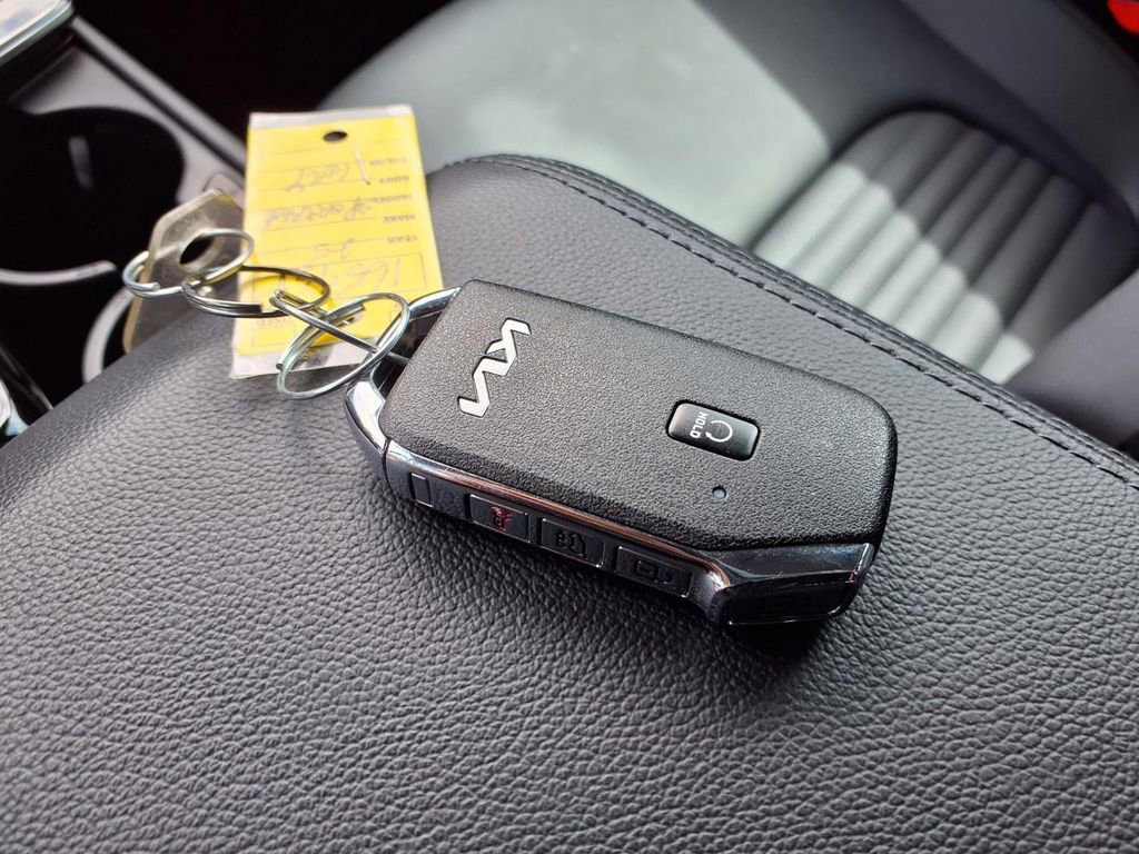 Used 2025 Kia Sportage SX image 19