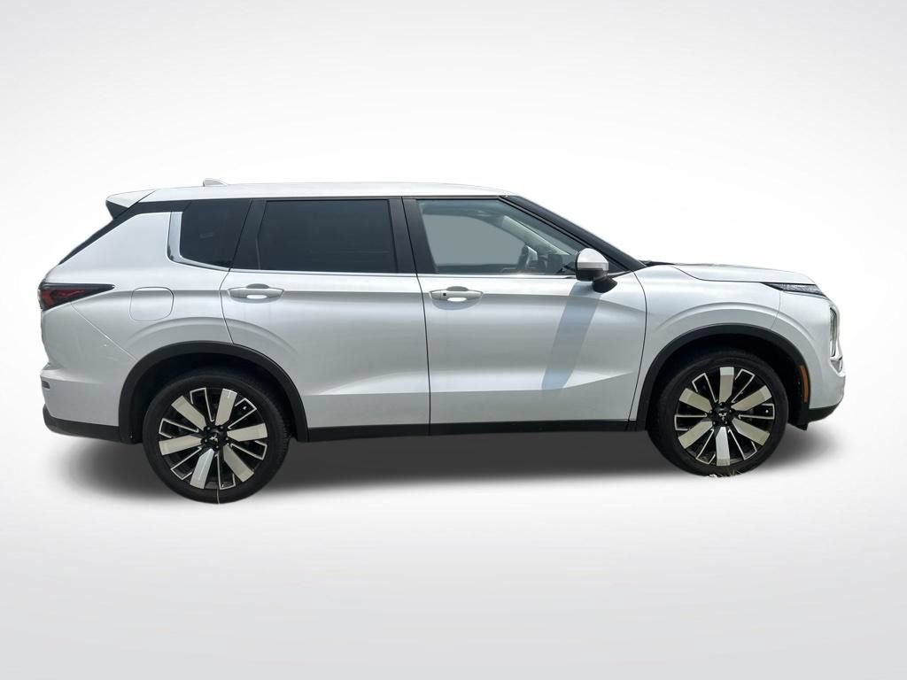 Used 2025 Mitsubishi Outlander SE FWD image 10