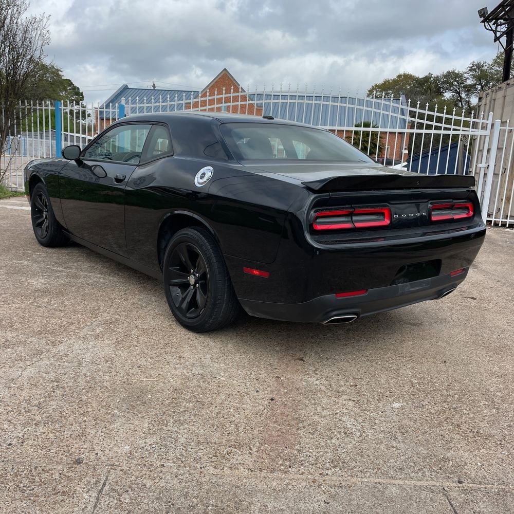 Used 2022 Dodge Challenger SXT image 4