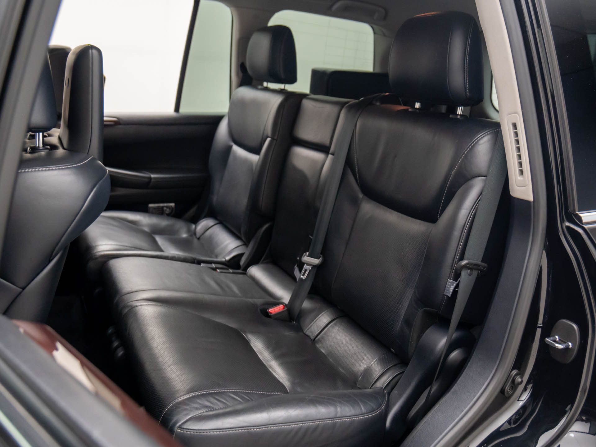 Used 2014 Lexus LX 570 4WD w/ Luxury Package image 19