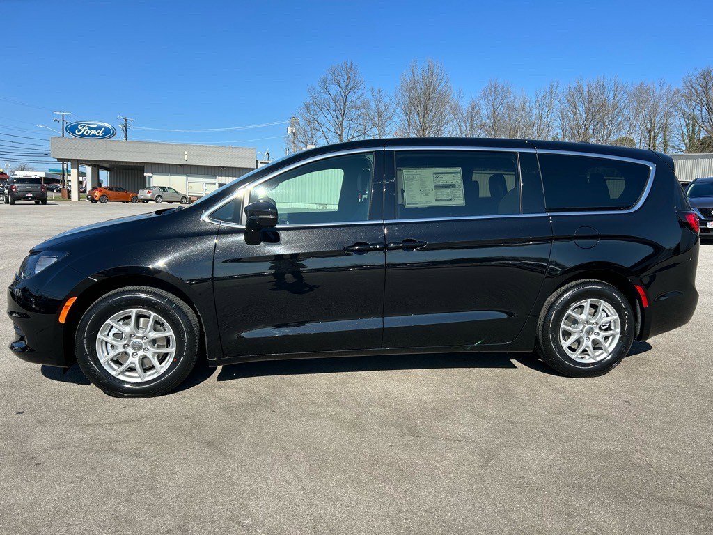 New 2025 Chrysler Voyager LX image 10
