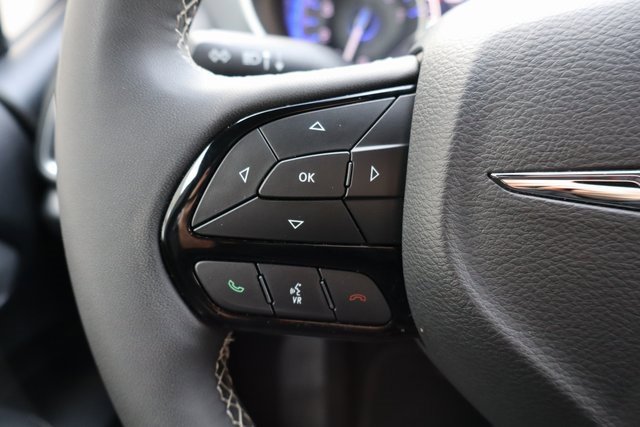 Used 2025 Chrysler Pacifica Limited image 21