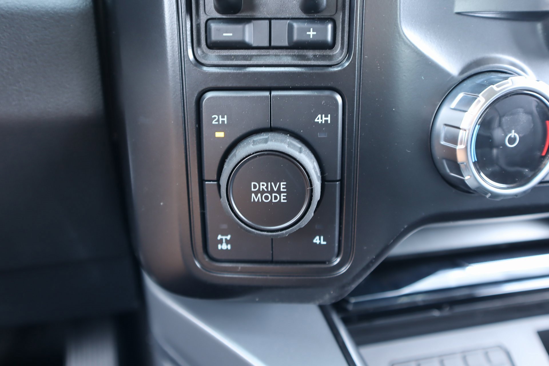 New 2026 Ford F250 Lariat w/ Black Appearance Package image 9