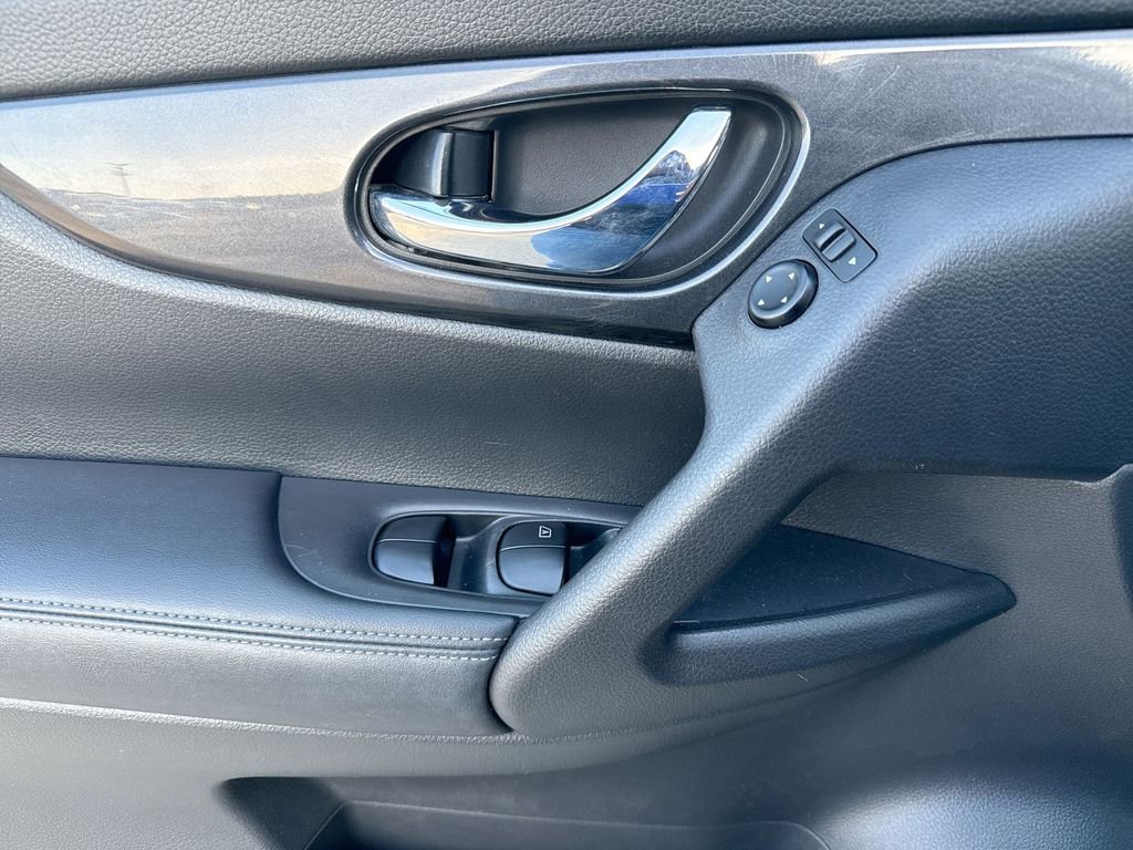 Used 2019 Nissan Rogue SV image 15