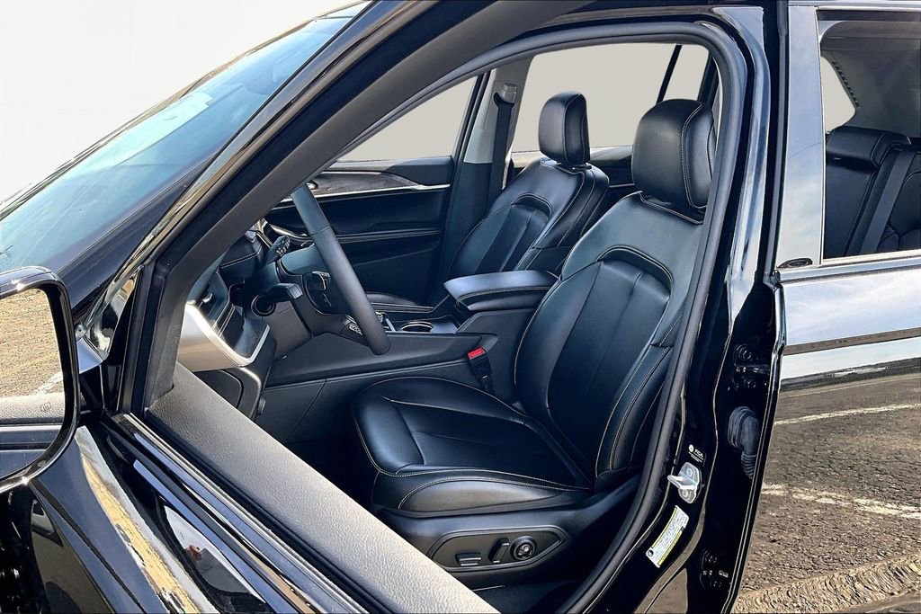 Used 2023 Jeep Grand Cherokee Limited w/ Black Appearance Package image 25
