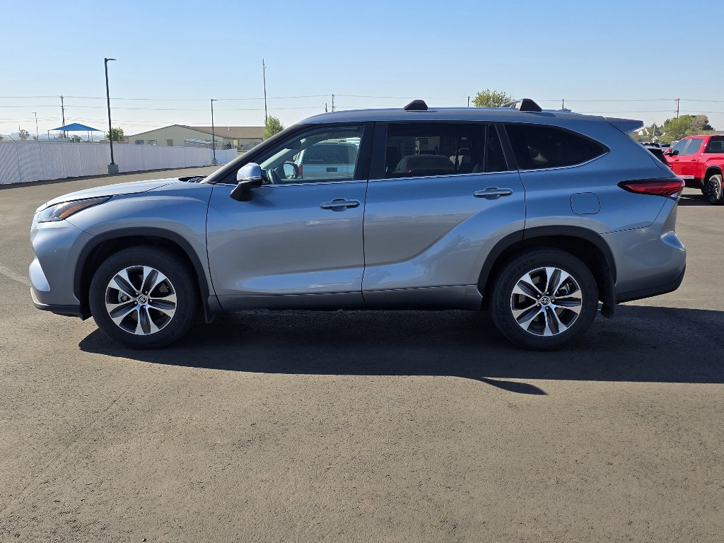 Used 2023 Toyota Highlander XLE AWD/4WD image 4