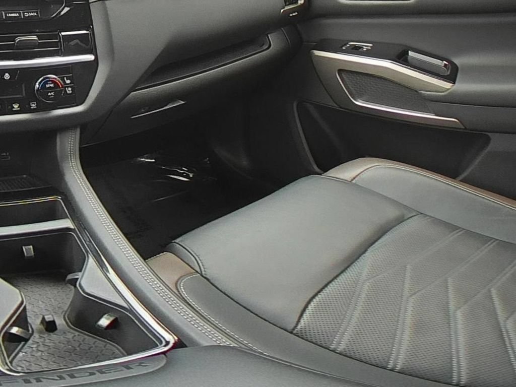 Used 2023 Nissan Pathfinder Platinum AWD/4WD image 30