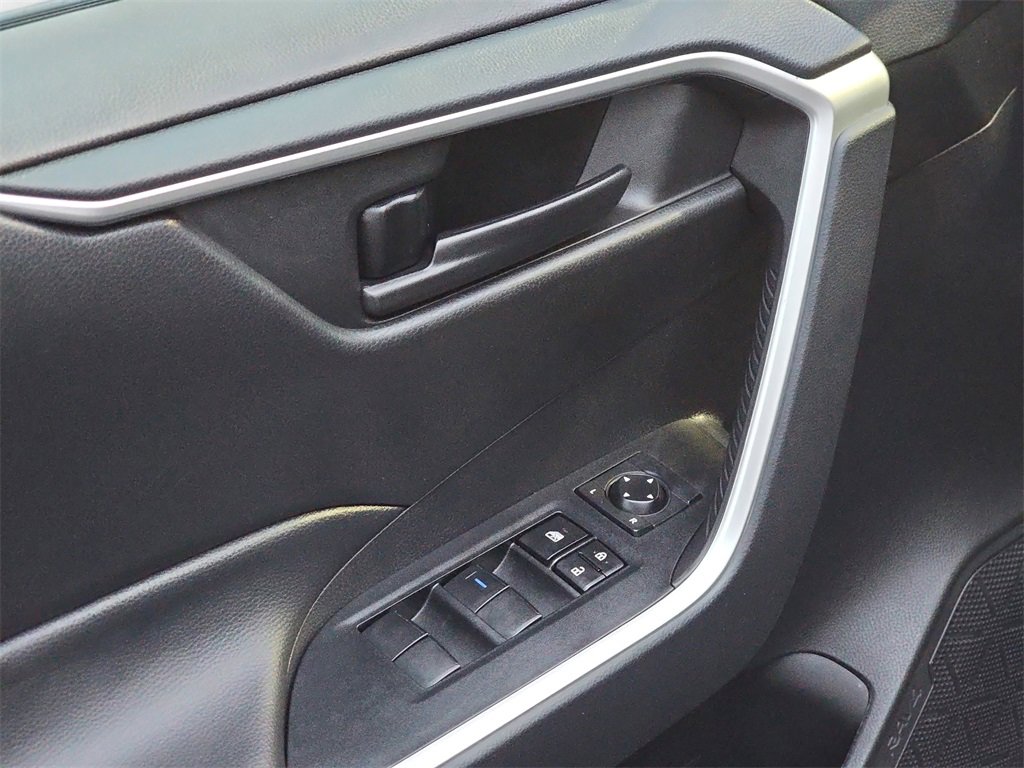 Used 2022 Toyota RAV4 LE image 30