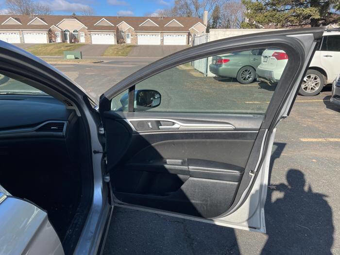 Used 2018 Ford Fusion SE image 30