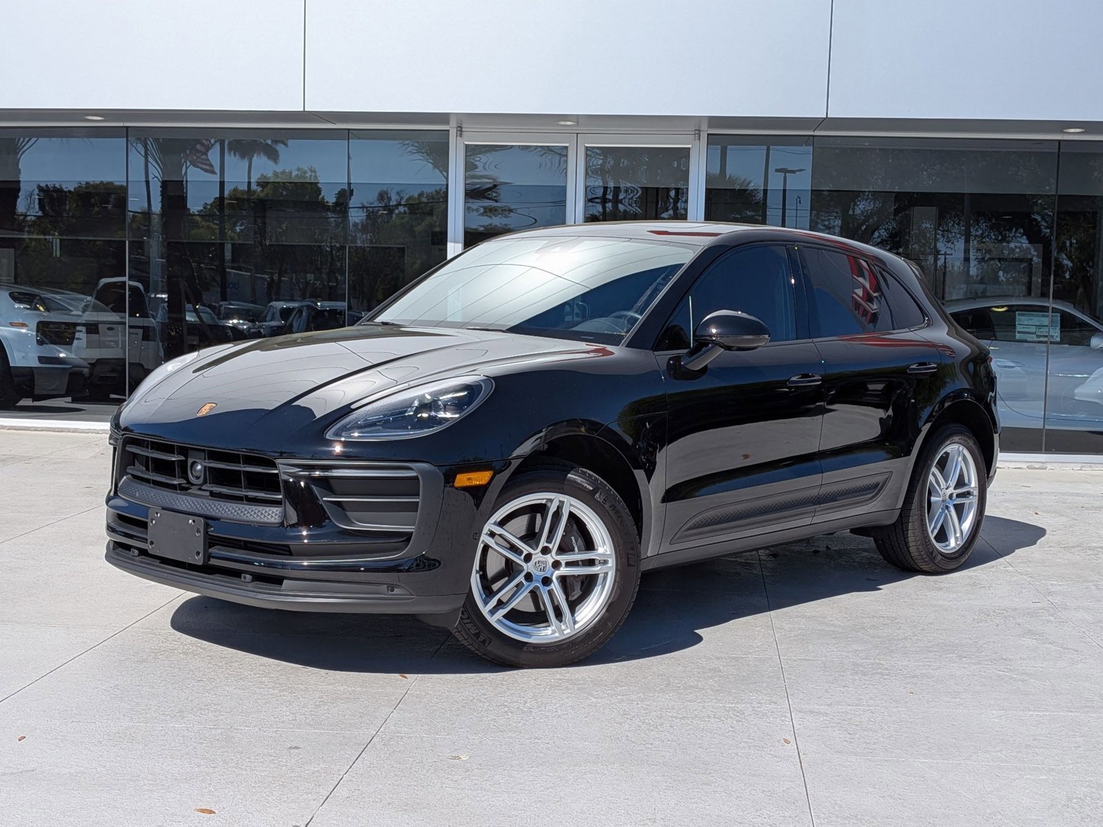 Certified 2023 Porsche Macan AWD/4WD image 1