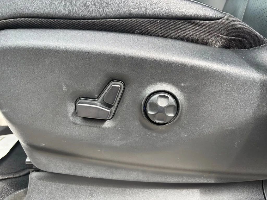 Used 2024 Chrysler Pacifica Limited FWD image 24