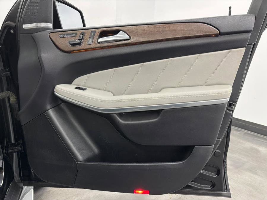 Used 2015 Mercedes-Benz GL 550 4MATIC image 29