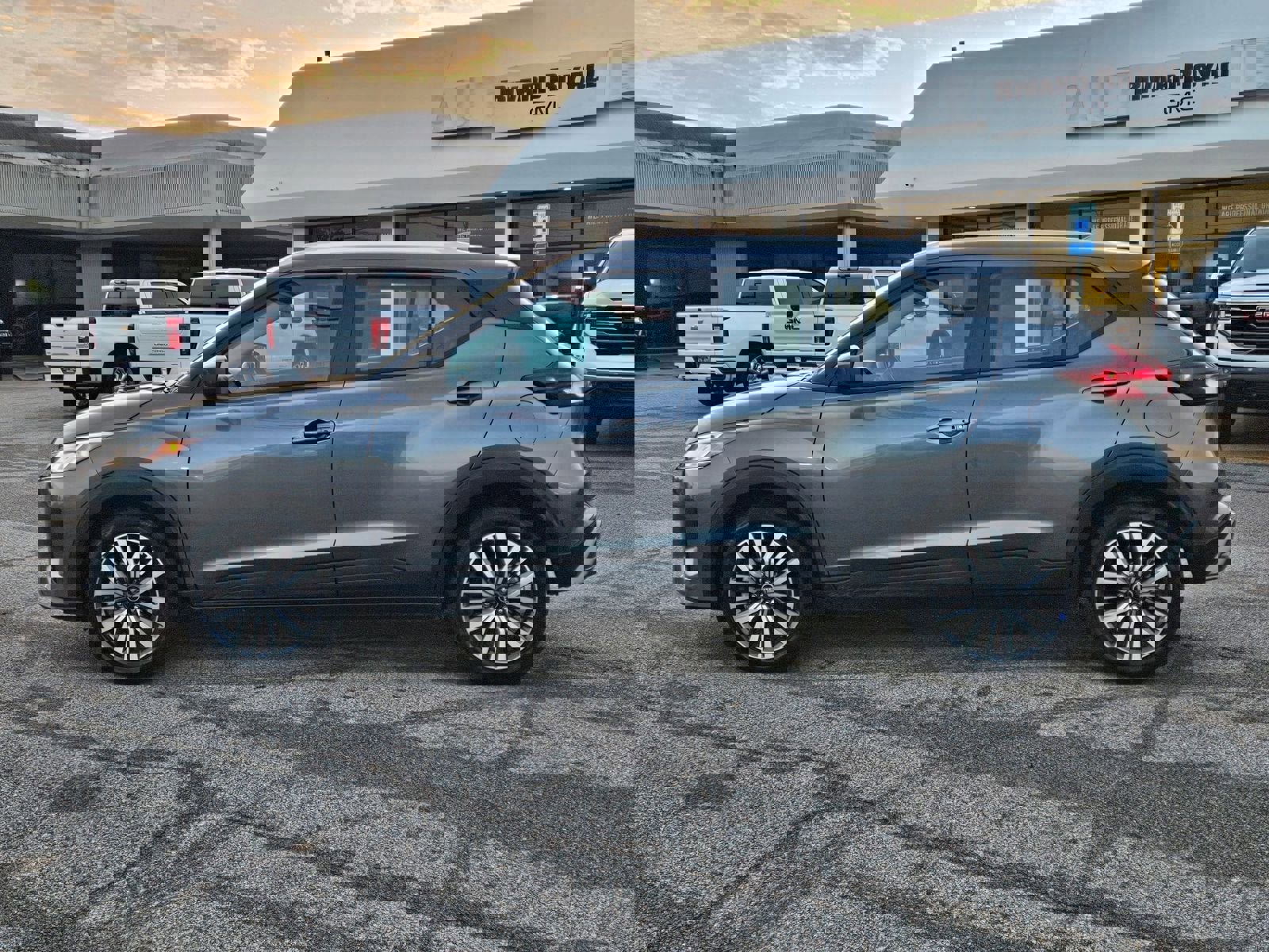 Used 2024 Nissan Kicks SV image 2