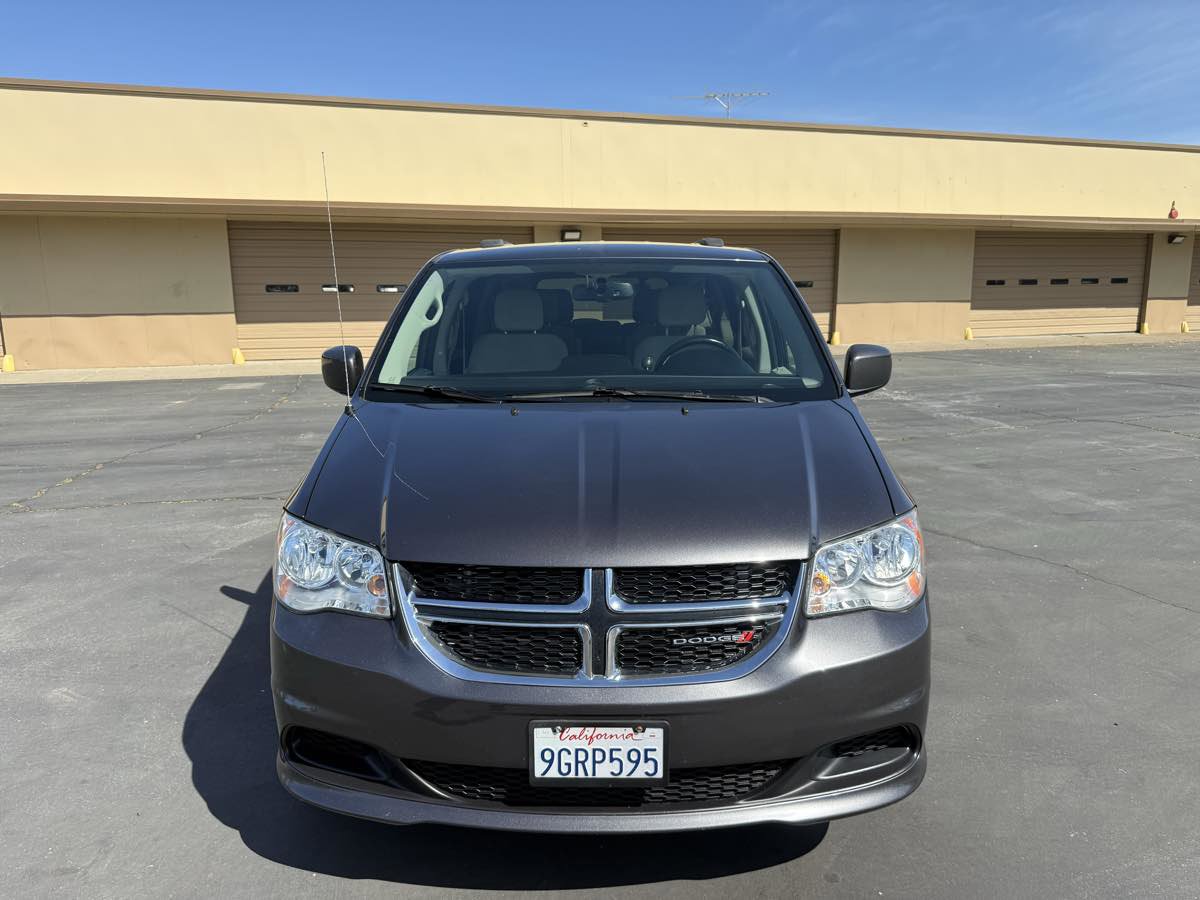 Used 2016 Dodge Grand Caravan SXT w/ UConnect Hands-Free Group image 2
