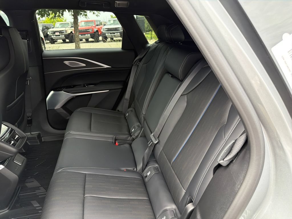 New 2026 Cadillac Lyriq Signature Sport w/ LPO, Floor Liner Package RWD image 34