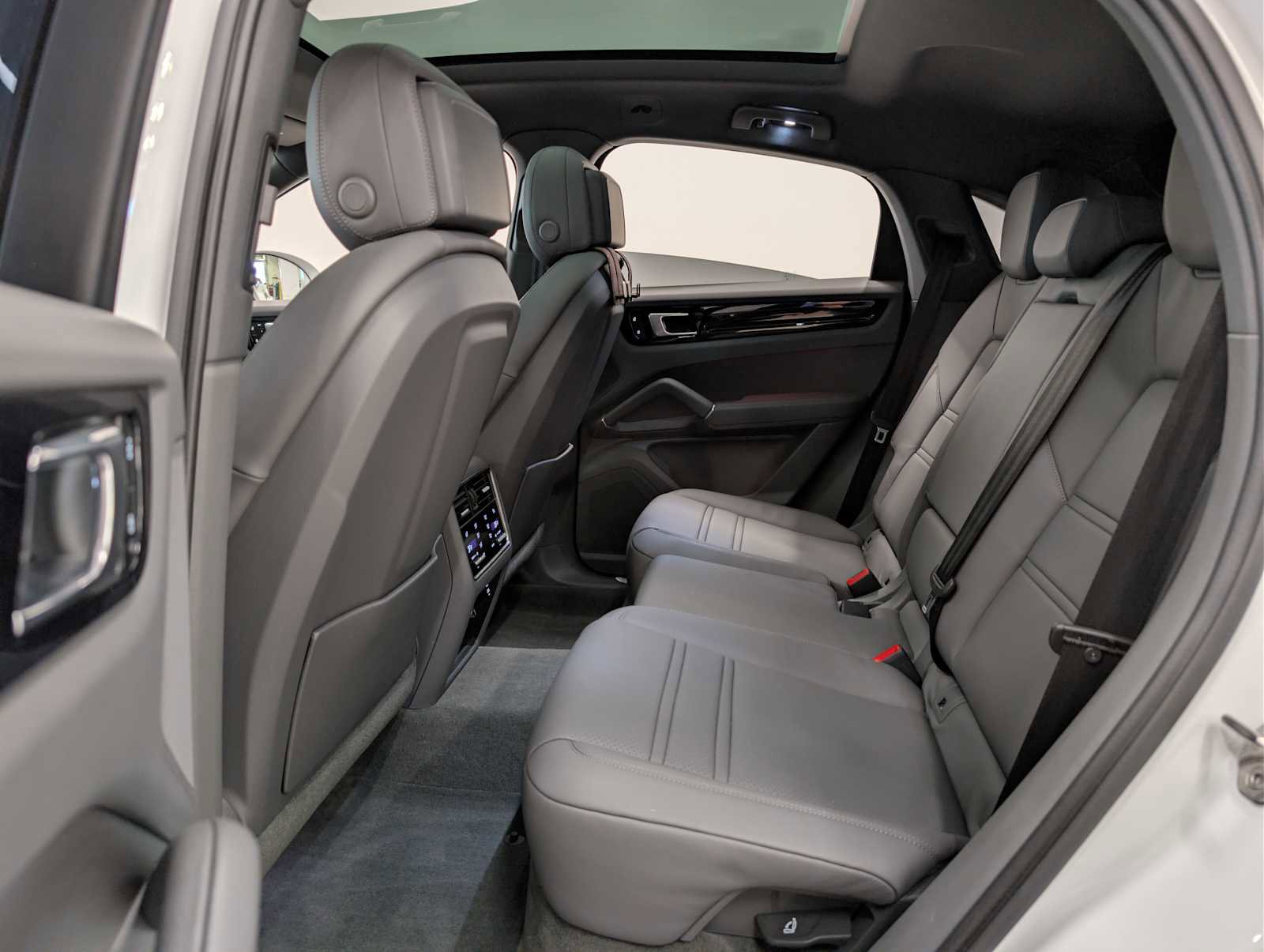 Used 2023 Porsche Cayenne Coupe image 18