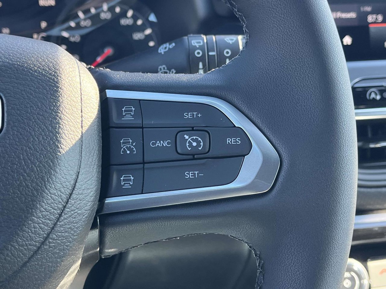 New 2026 Jeep Compass Latitude w/ Sun and Sound Group AWD/4WD image 23