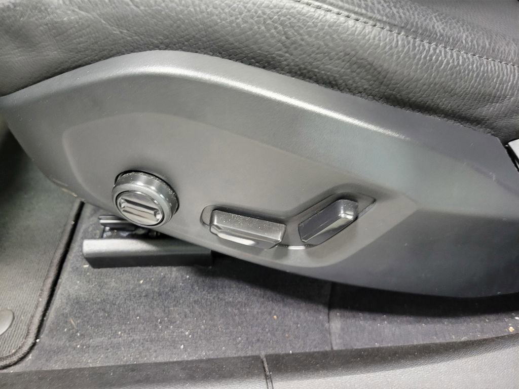 Used 2025 Volvo XC60 B5 Plus image 22