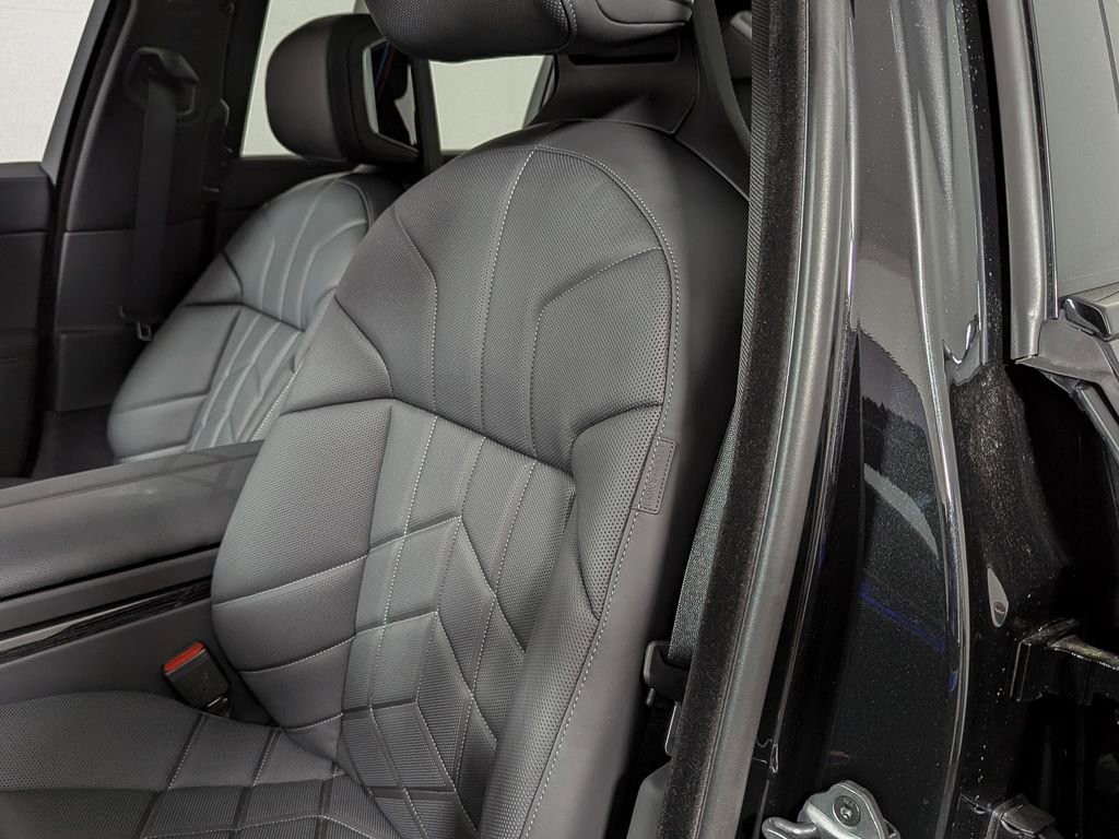 New 2026 BMW 750e xDrive w/ Premium Package AWD/4WD image 18