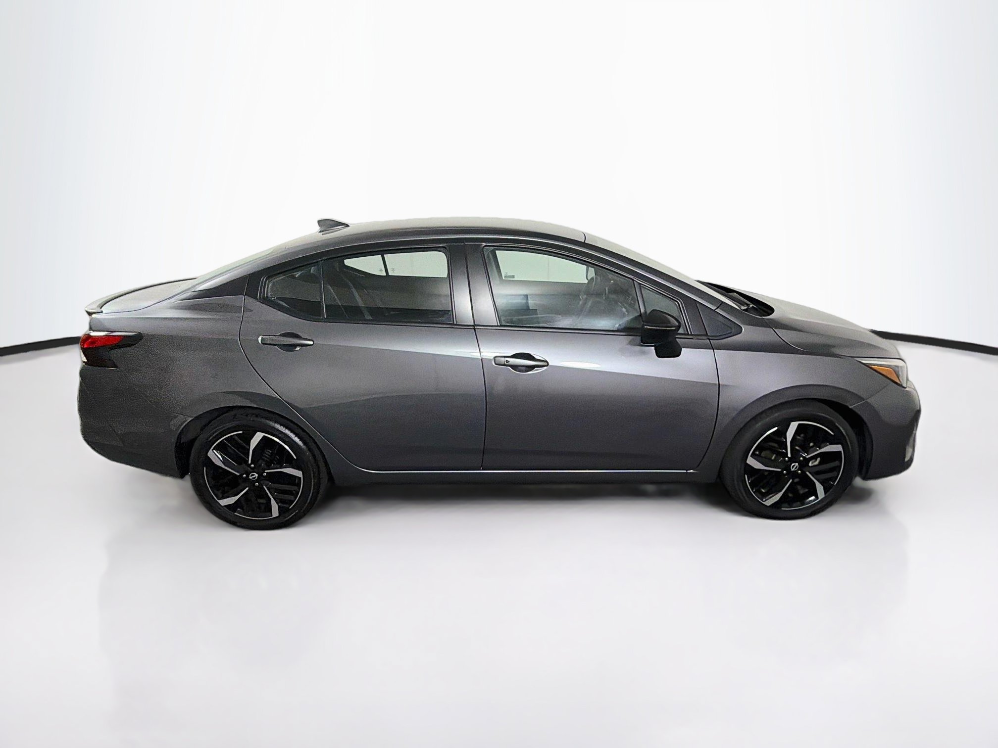 Used 2024 Nissan Versa SR FWD image 10