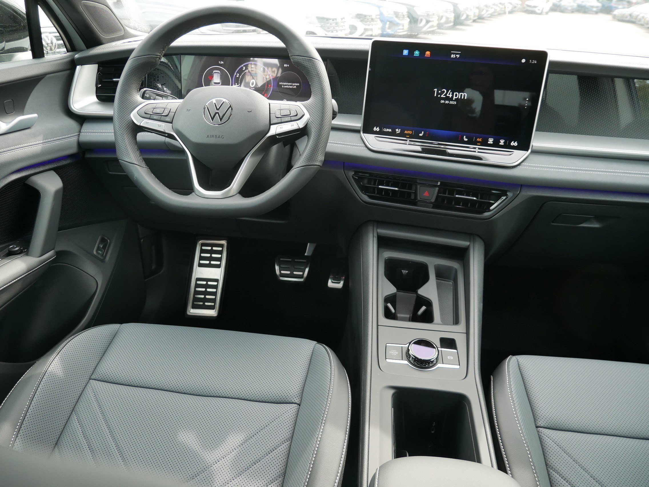 New 2025 Volkswagen Tiguan SE R-Line image 8