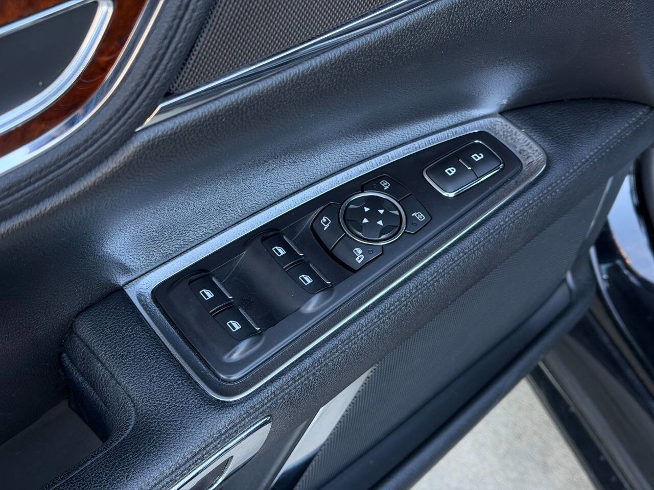 Used 2017 Lincoln Continental Select AWD/4WD image 29