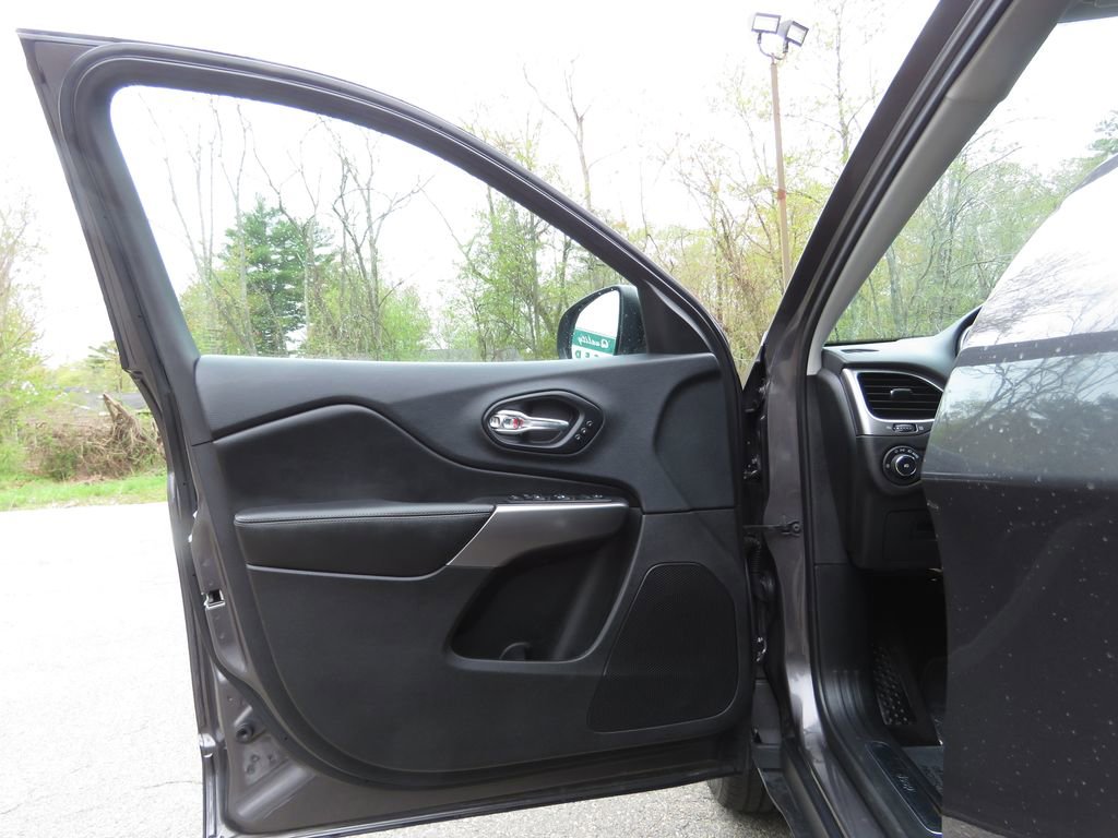 Used 2019 Jeep Cherokee Limited AWD/4WD image 9