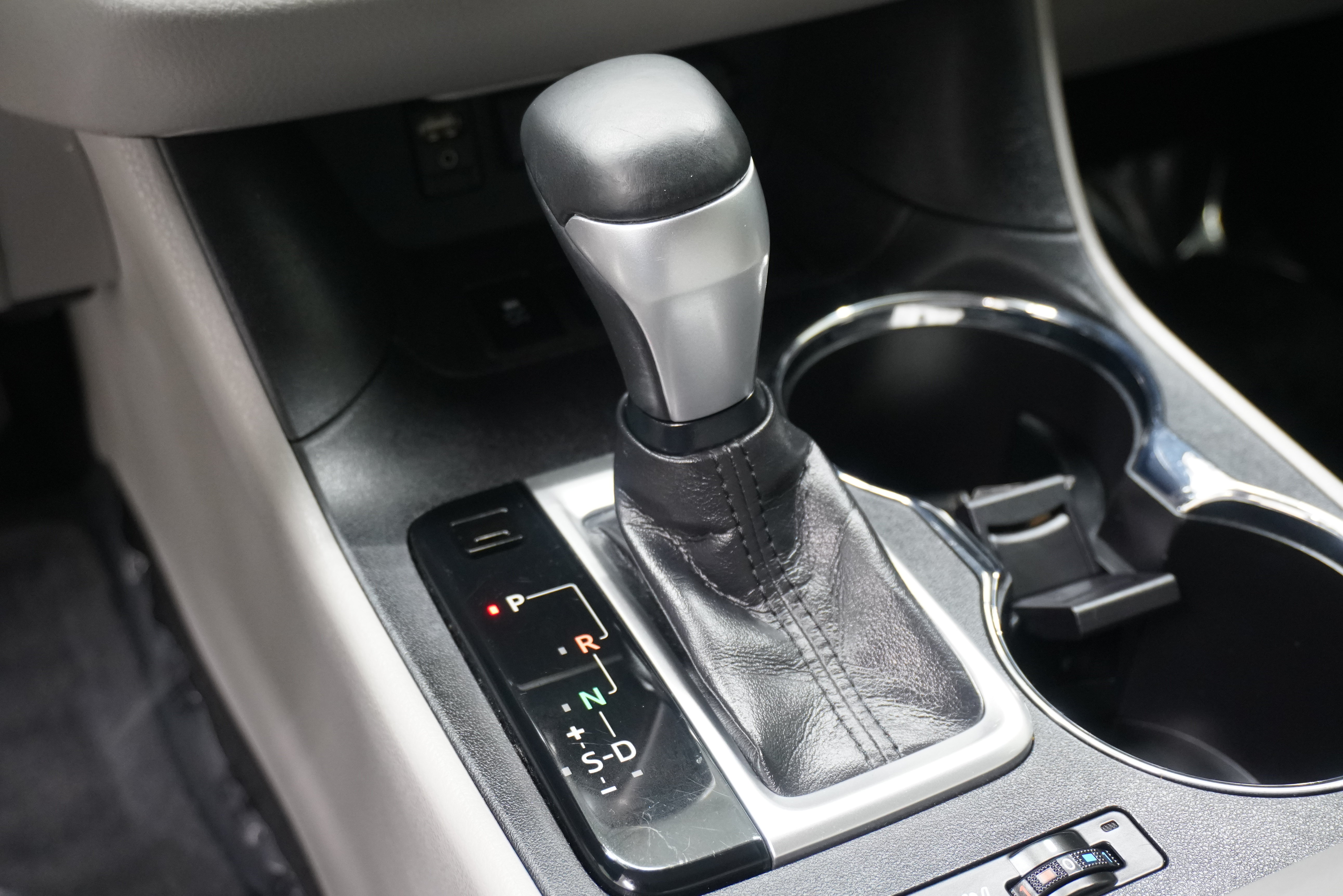 Used 2018 Toyota Highlander Limited FWD image 25