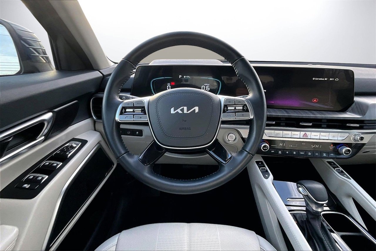 Used 2025 Kia Telluride EX w/ EX Captain's Chair Package image 10