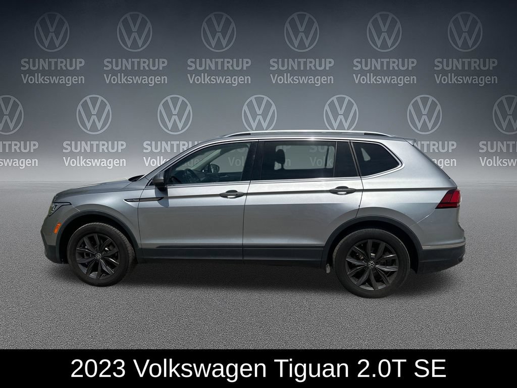 Used 2023 Volkswagen Tiguan SE w/ Panoramic Sunroof Package FWD image 3