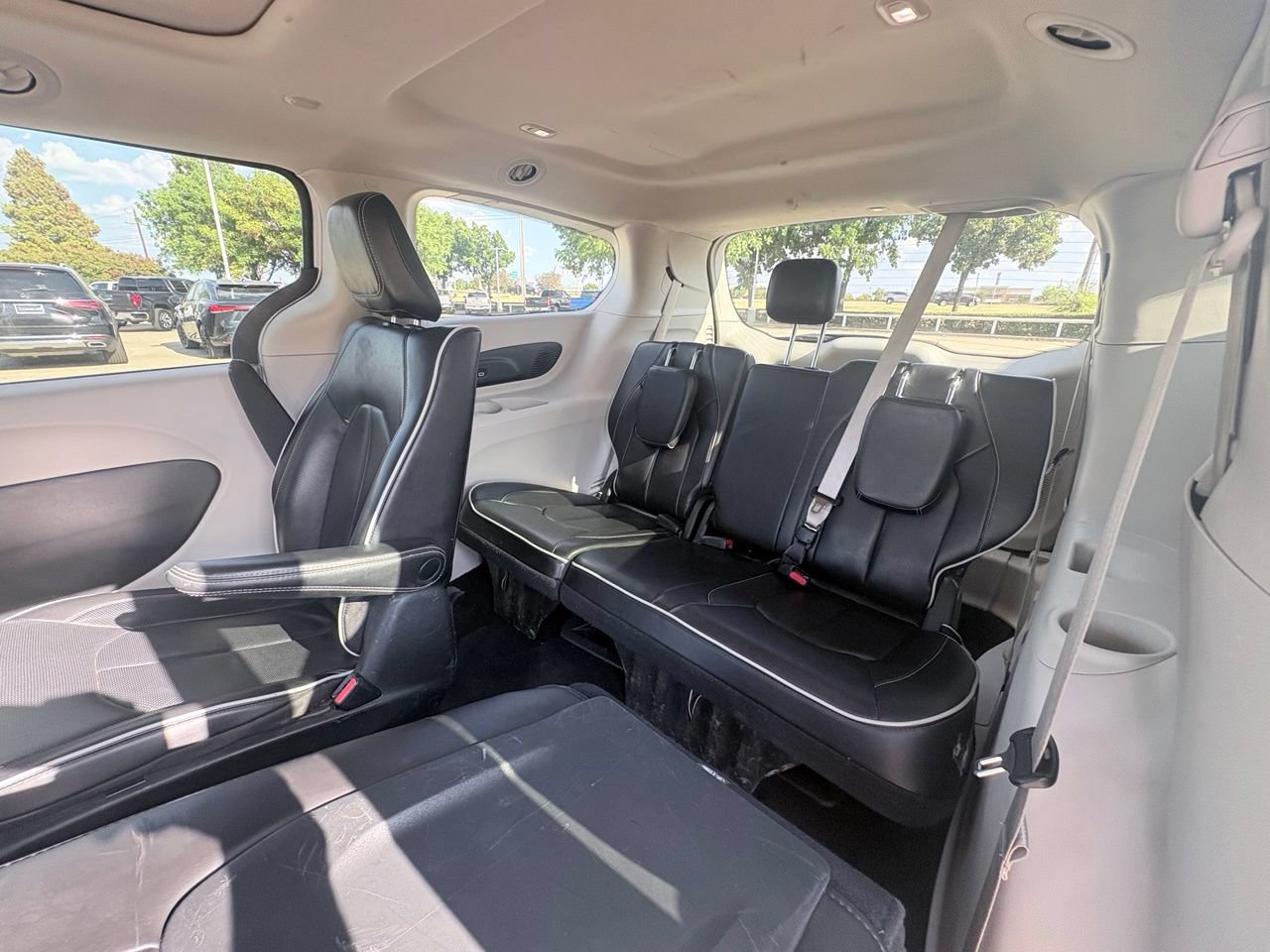 Used 2023 Chrysler Pacifica Limited FWD image 7