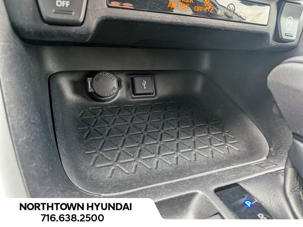 Used 2021 Toyota RAV4 LE AWD/4WD image 17