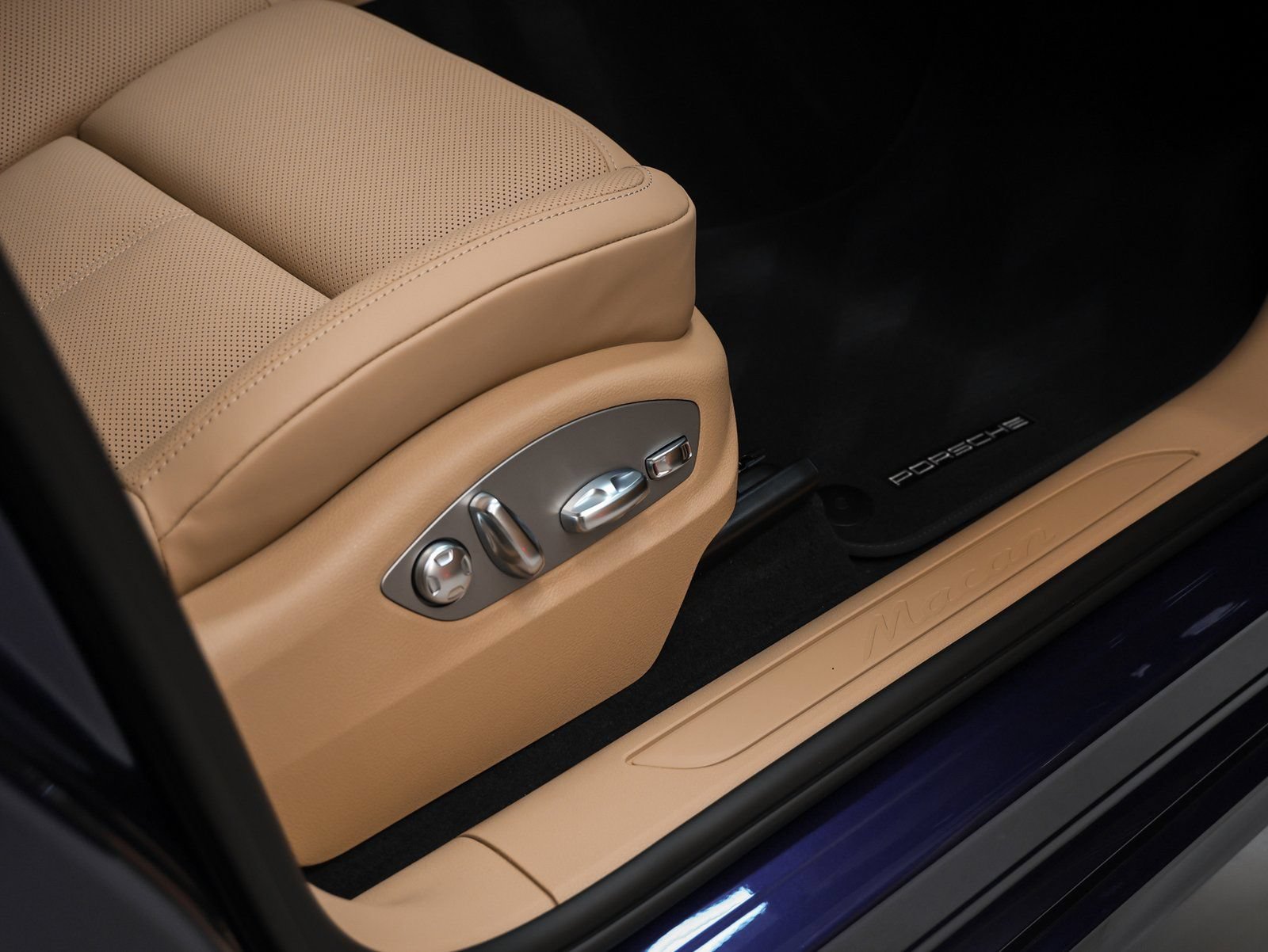 Certified 2026 Porsche Macan AWD/4WD image 18