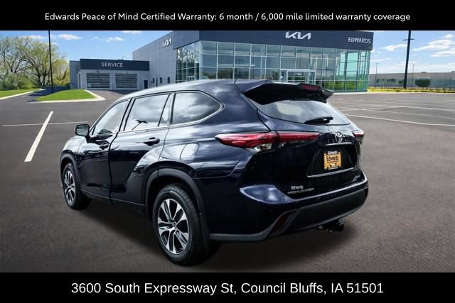 Used 2021 Toyota Highlander XLE AWD/4WD image 3