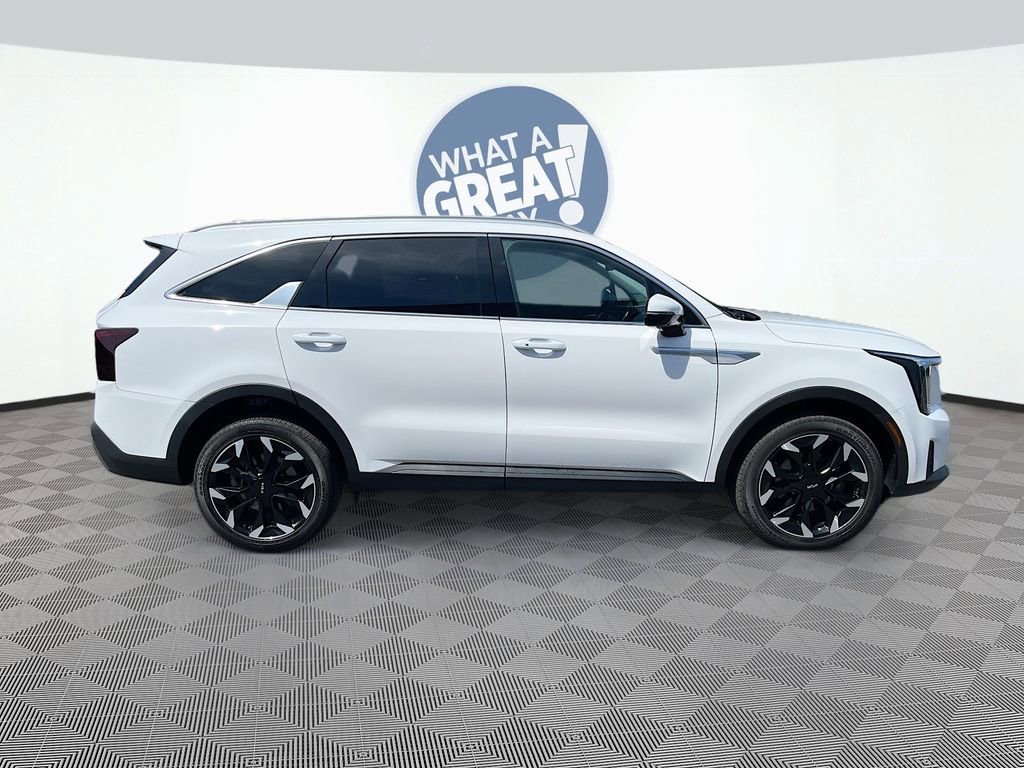 Certified 2025 Kia Sorento EX w/ Panoramic Sunroof Package AWD/4WD image 4
