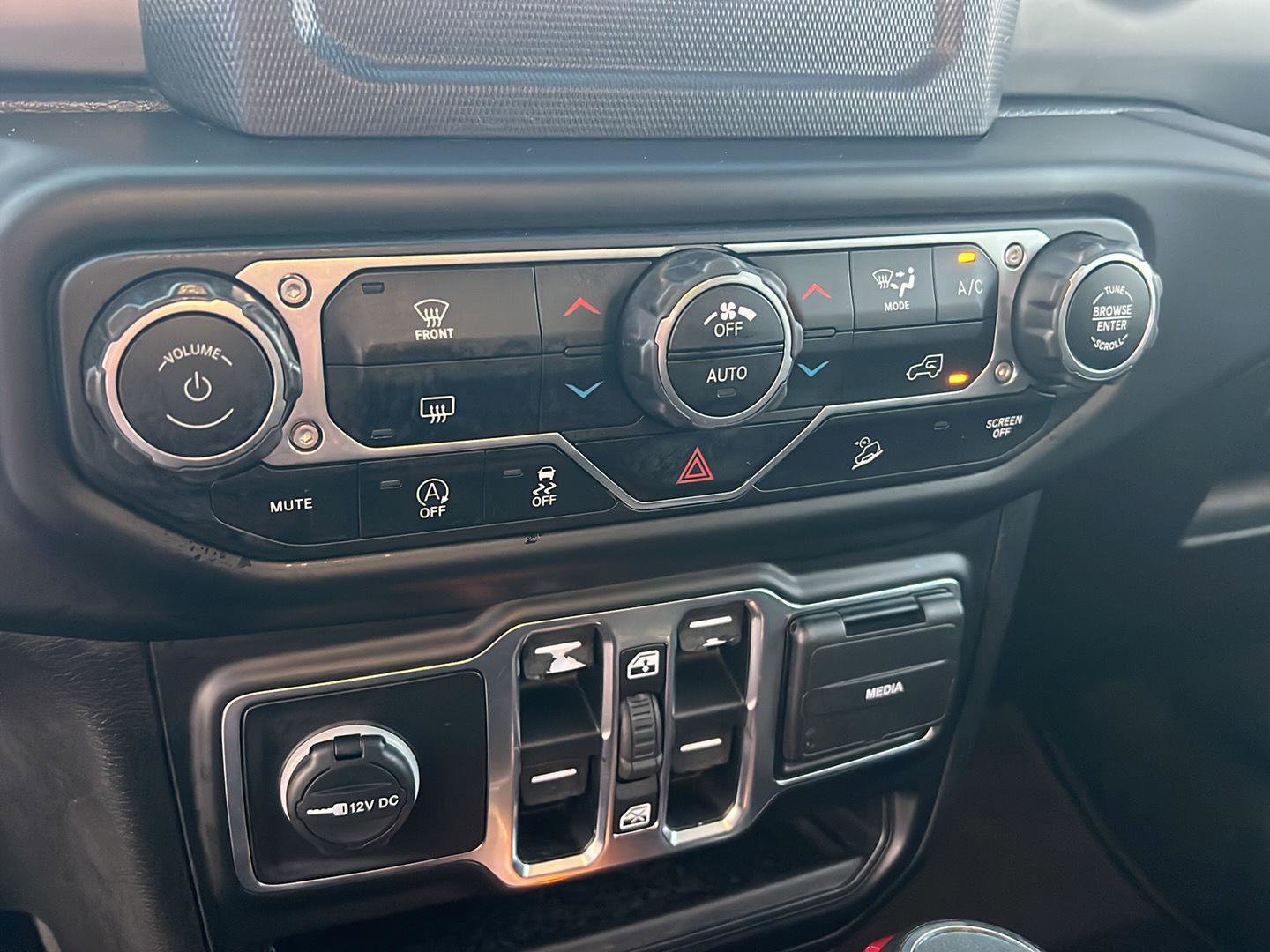 Used 2020 Jeep Wrangler Unlimited Sahara image 26