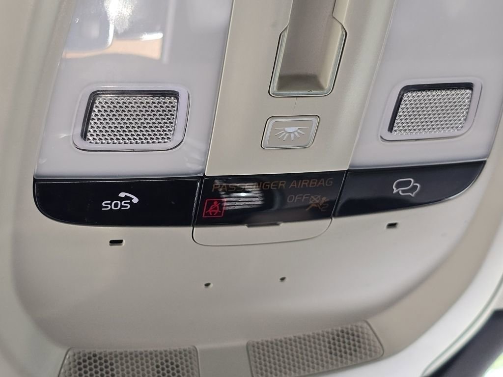 Used 2023 Volvo XC90 B5 Plus image 11