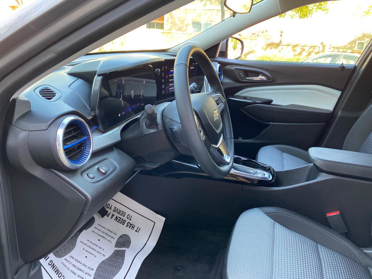 Used 2025 Chevrolet Trax LT w/ Driver Confidence Package image 28