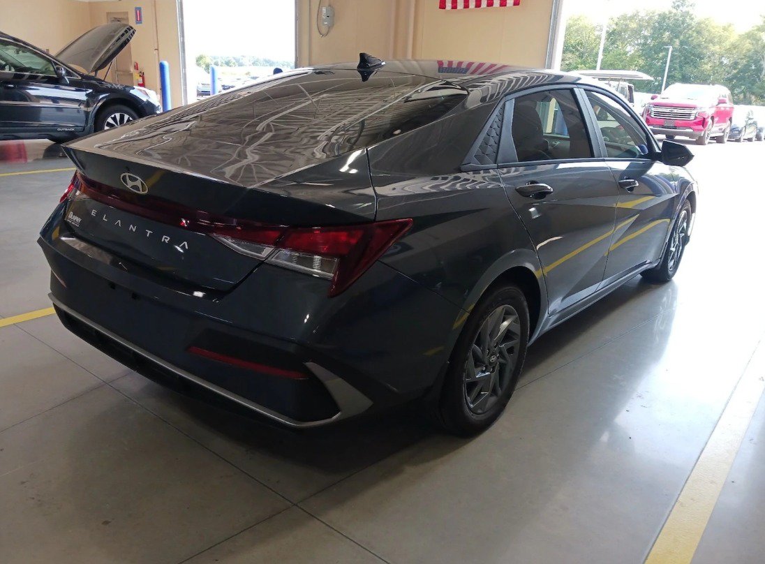 Used 2024 Hyundai Elantra SEL FWD image 4