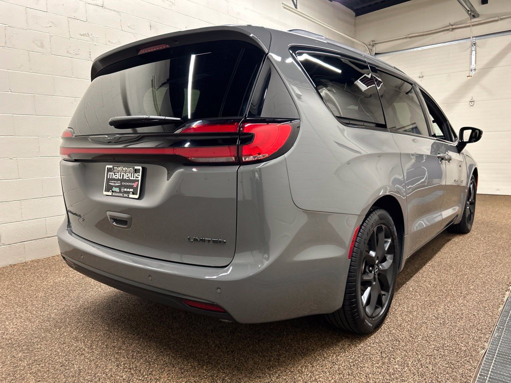 Used 2025 Chrysler Pacifica Limited FWD image 2