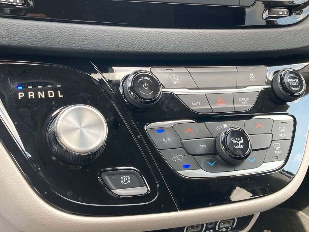 Used 2023 Chrysler Voyager LX image 25