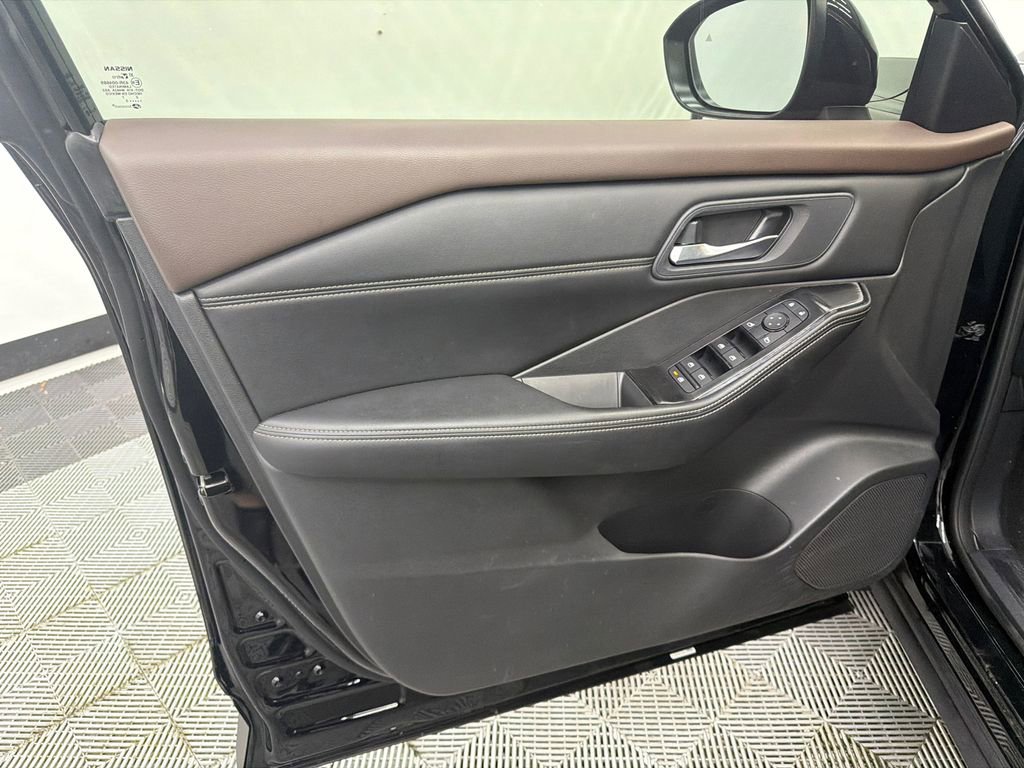 Used 2023 Nissan Rogue SV w/ SV Premium B Package image 11