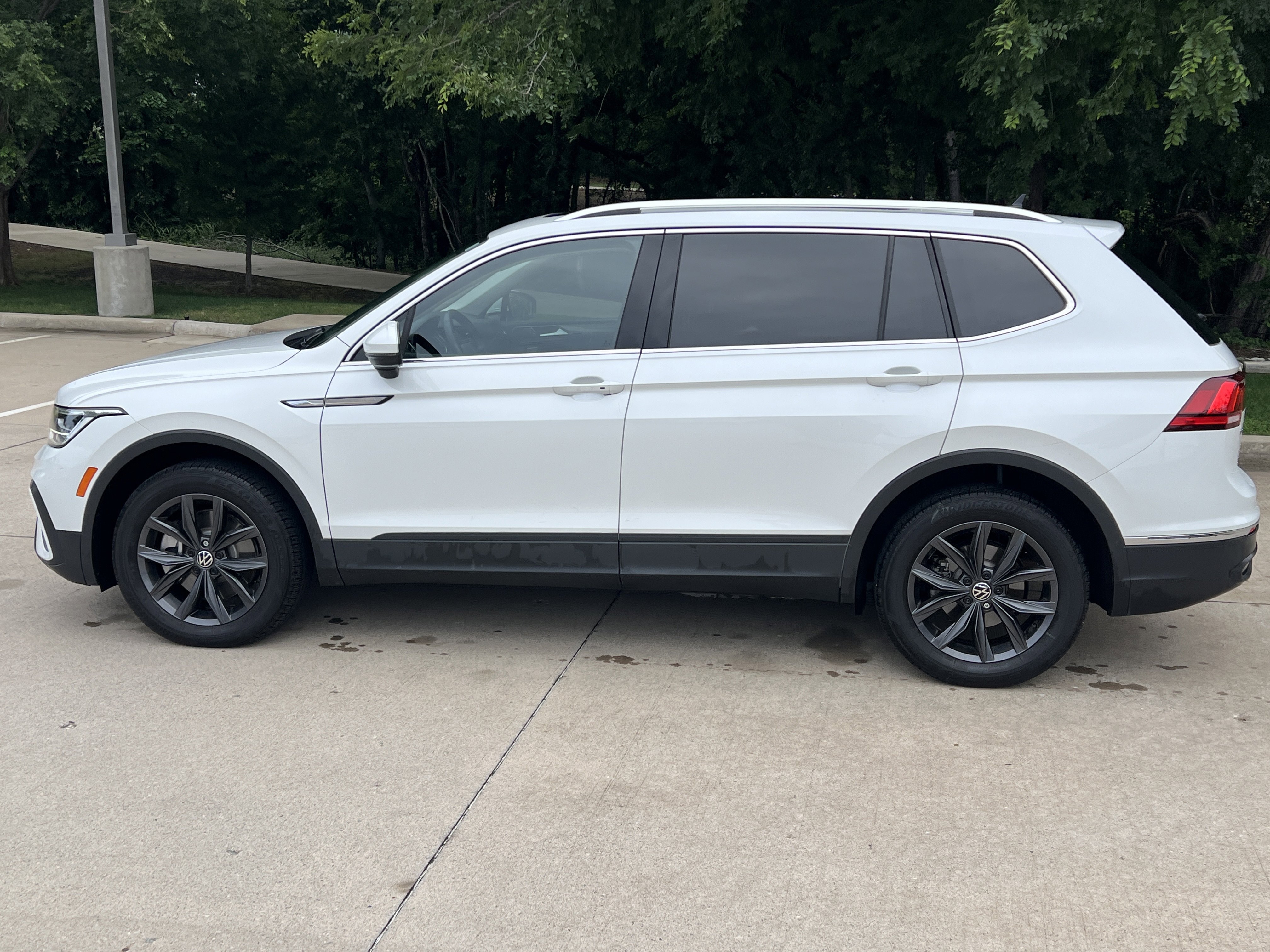Certified 2023 Volkswagen Tiguan SE w/ Panoramic Sunroof Package AWD/4WD image 7