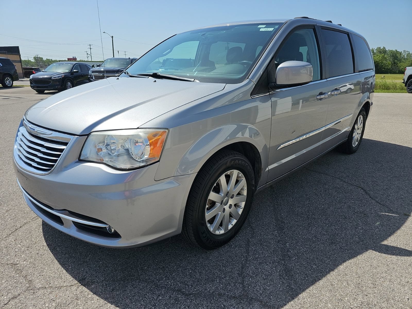 Used 2014 Chrysler Town & Country Touring FWD image 4
