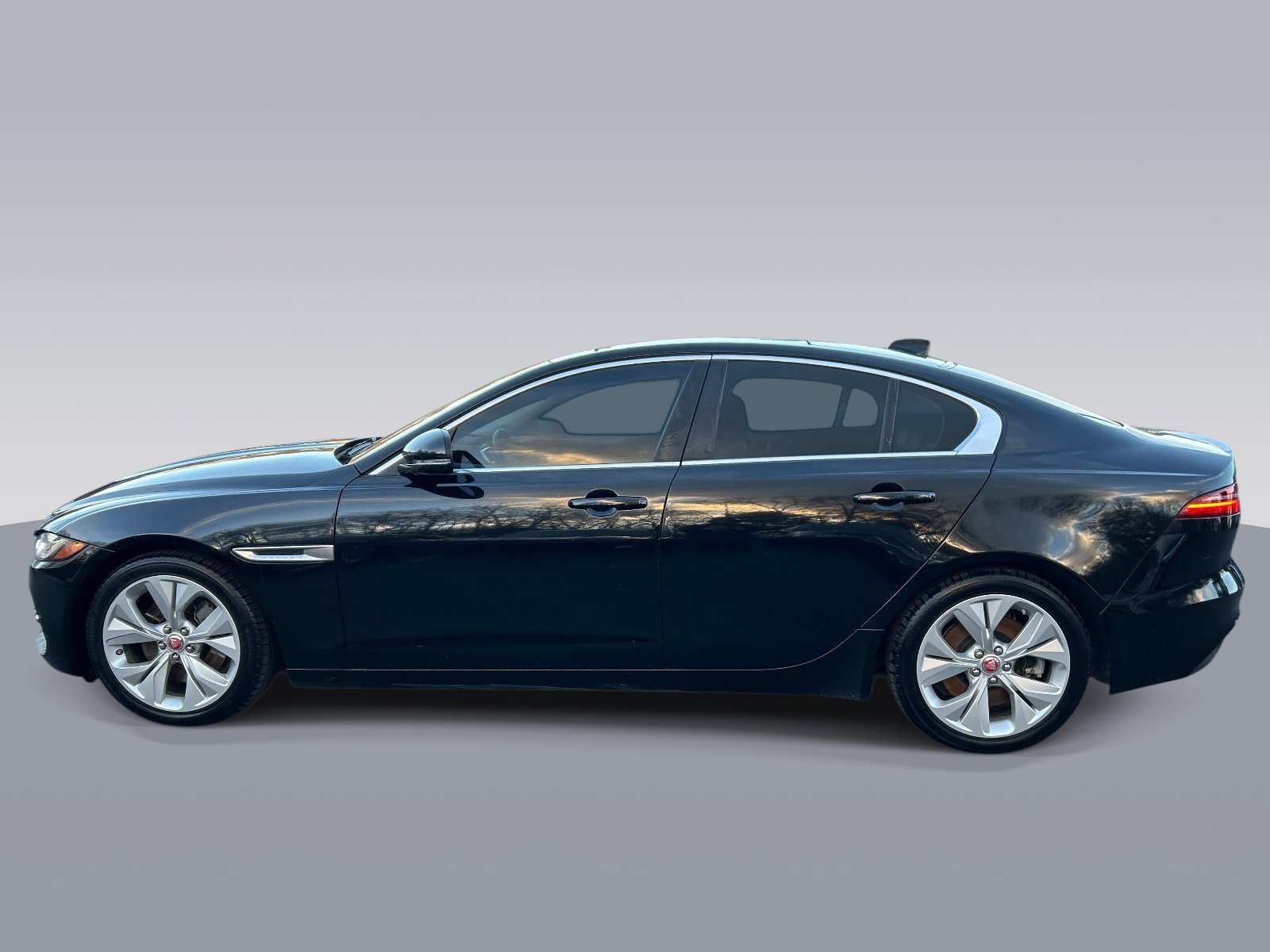 Used 2020 Jaguar XE S RWD image 6